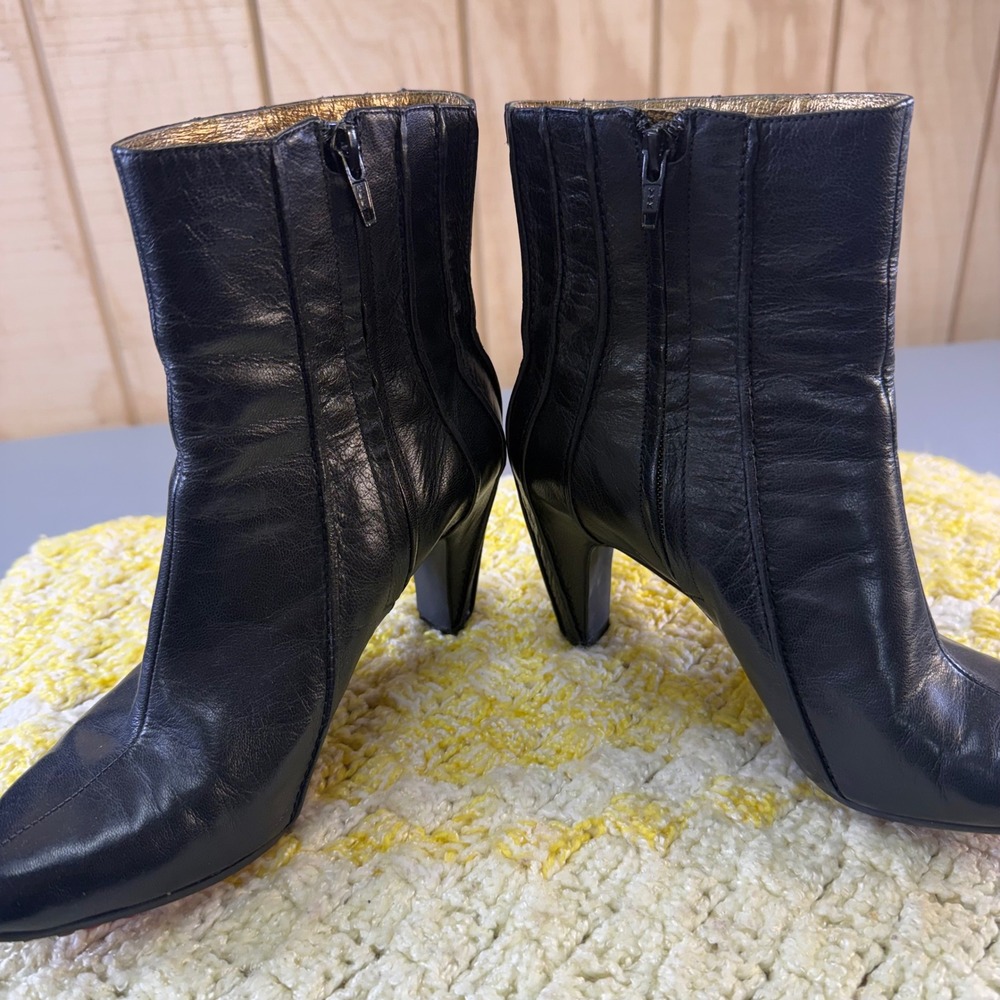 Tsubo‎ AQ5-01 Black Leather Ankle Boots Metallic Bronze Lining Red Sole Womens 7